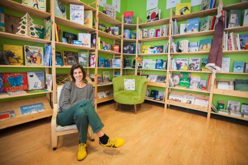 LIBELLULA, la libreria dei piccoli pensieri in libertà (Via Marco d’Oggiono 1, P.ta Genova/Darsena)
Una “libroteca”, dall’unione di “libri” e “ludoteca”, perché i libri sono occasione di libertà, di gioco, di pensiero che si libra in aria. Un gioco di parole che è questione seria: Ginevra, ex giornalista, porta dalla sua vita precedente l’attenzione per il presente e la consapevolezza che il sapere è alla base della coscienza dell’individuo. Gimevra si è specializzata in letture ad alta voce: prima alla Libreria Azalai, oggi chiusa, poi alla Hoepli e infine in un suo spazio dedicato.